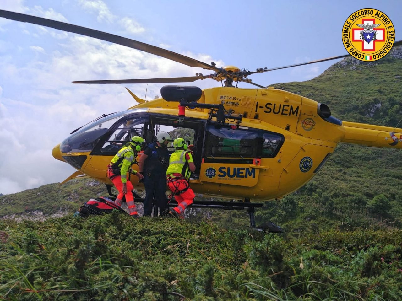 Con la mountaine bike bloccato tra gli alberi abbattuti di Col Visentin