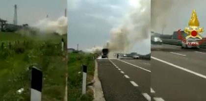 Tir in fiamme sull'autostrada