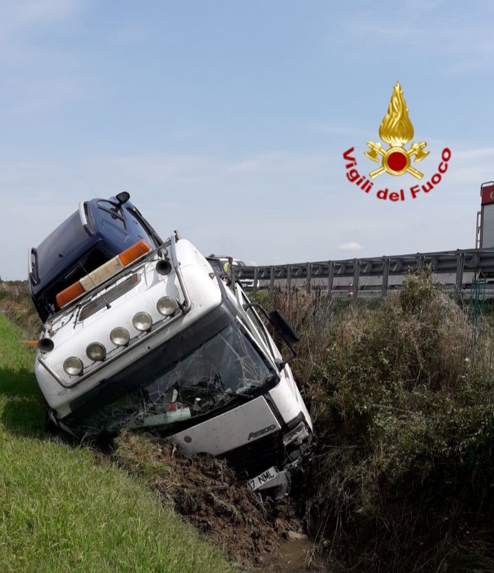 Un autocarro si è ribaltato sull’A4