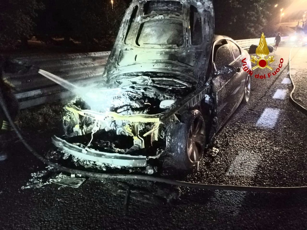 L’auto s’incendia sull’A4, tutti salvi anche le valigie
