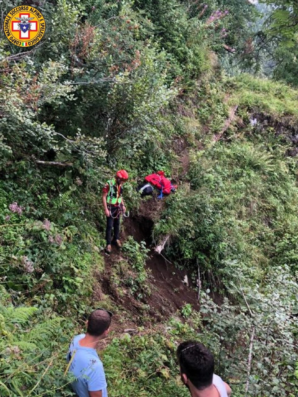 Si frattura una caviglia scendendo dal rifugio Coldai