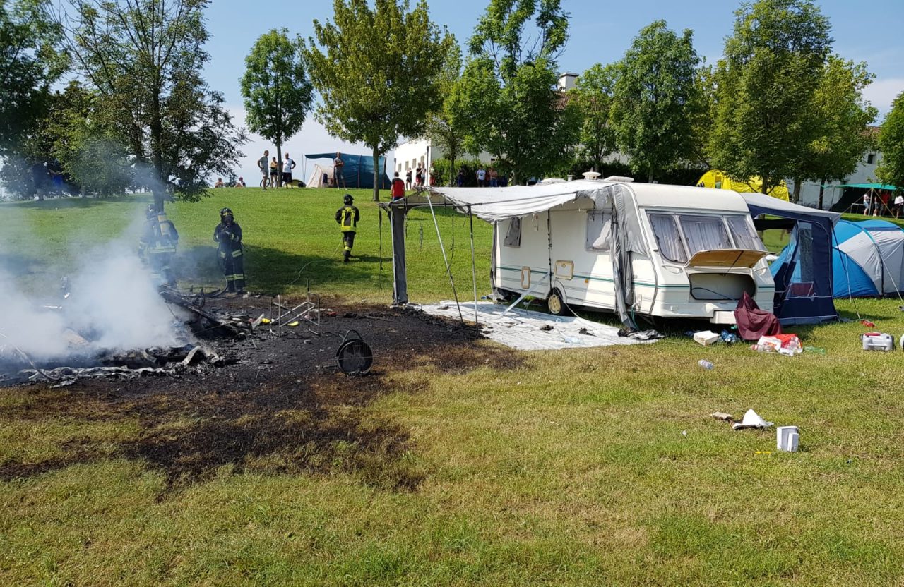 Va a fuoco un camper, panico tra la gente in piscina a Le Bandie