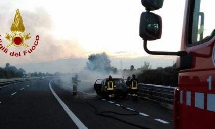 Auto in fiamme sull'autostrada A28