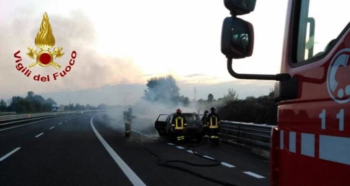 Auto in fiamme sull’autostrada A28
