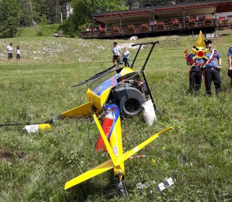 Cade elicottero ultraleggero, due feriti lievi