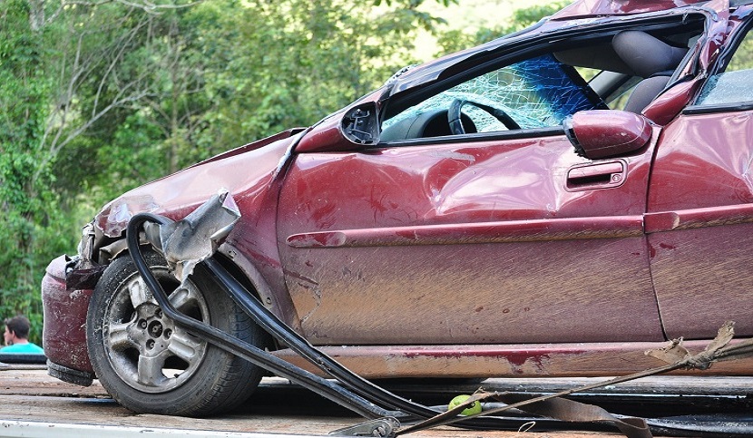 Un masso crolla dalla montagna e colpisce un’auto in corsa