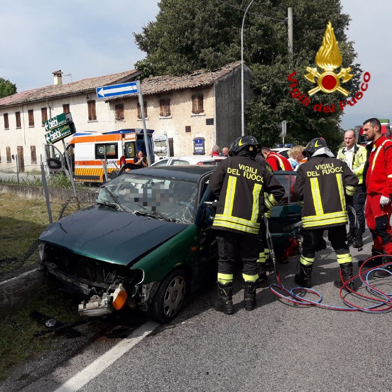 Scontro tra due auto in via Argine a Montebelluna