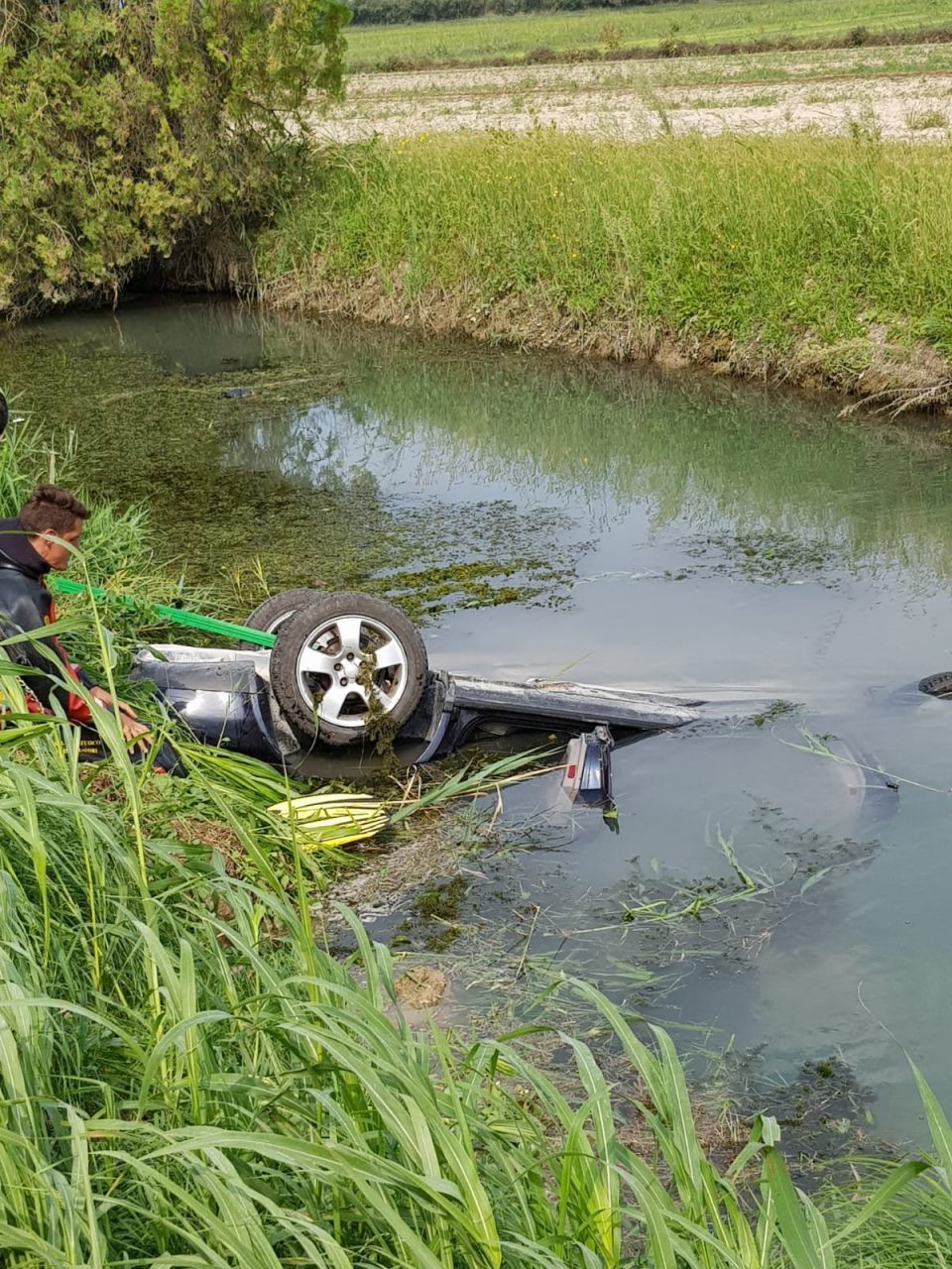 Auto nel canale, muore donna di origini moldave
