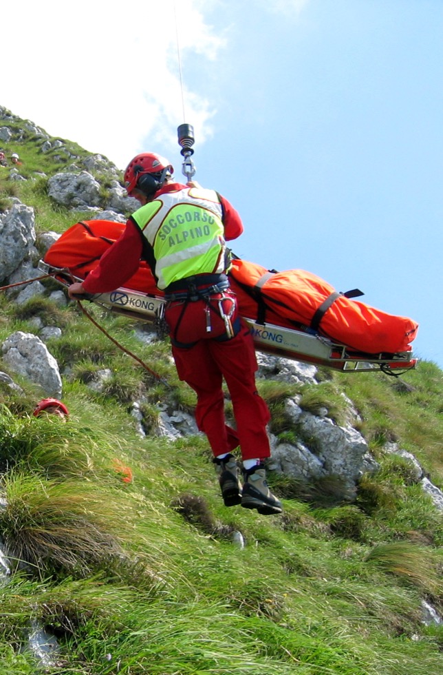Investita da una scarica di sassi, portata in salvo dal Soccorso Alpino