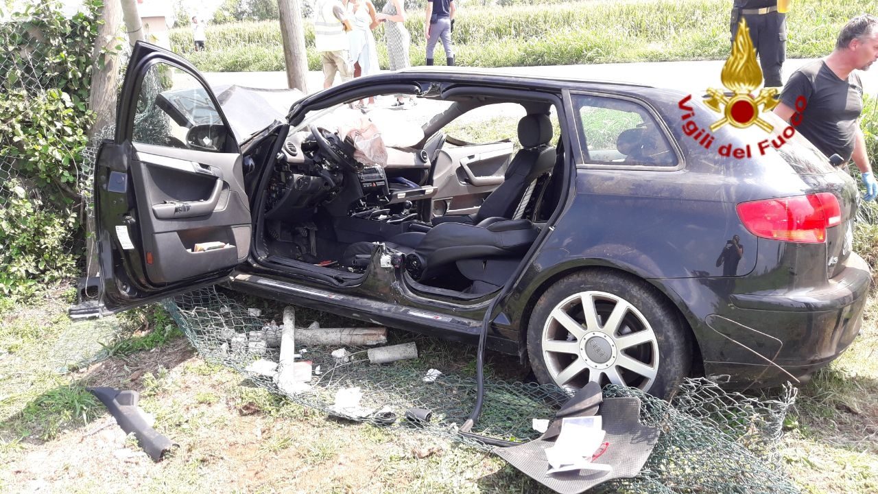 Incidente sulla Postumia, esce di strada e abbatte una recinzione