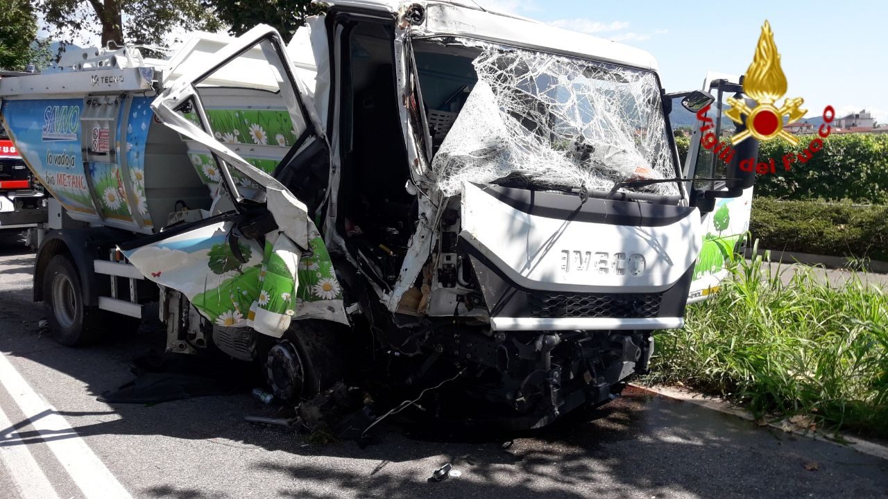 Un camion della Savno finisce fuori strada