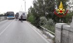 Camper contro la balaustra del ponte di Vidor, traffico nel caos