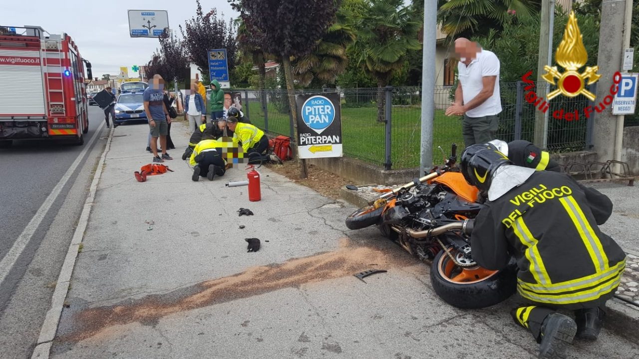 Auto contro moto a Istrana, ferito il motociclista