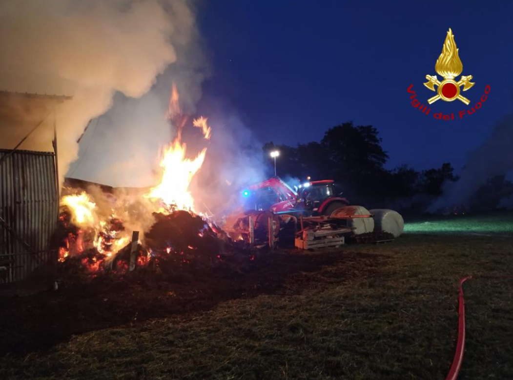 Incendio a un fienile, mucche messe in salvo