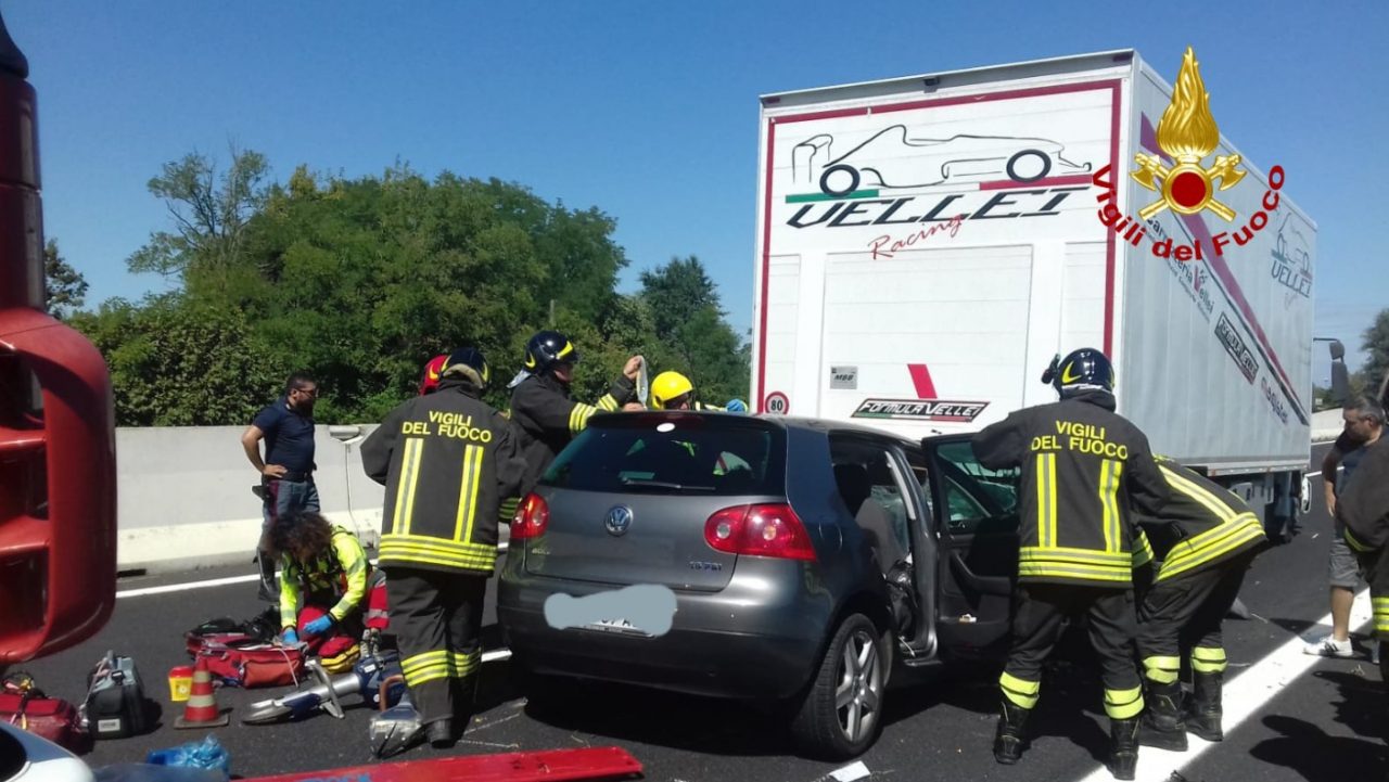 Automobilista incastrato dopo tamponamento con un Tir