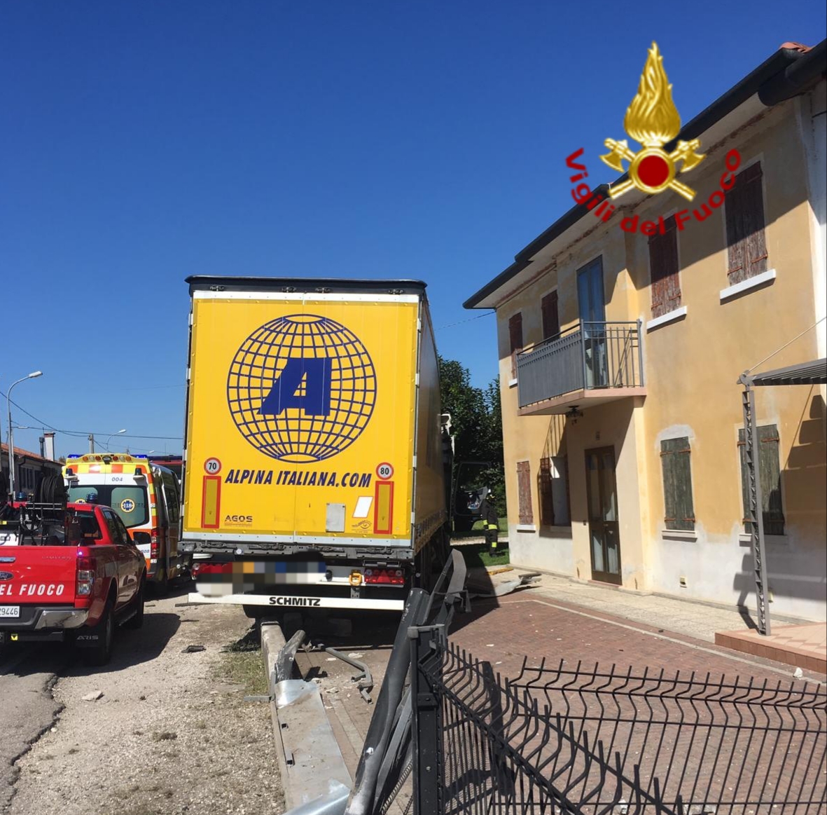 Fuoriuscita autonoma in un giardino privato: ferito l’autista