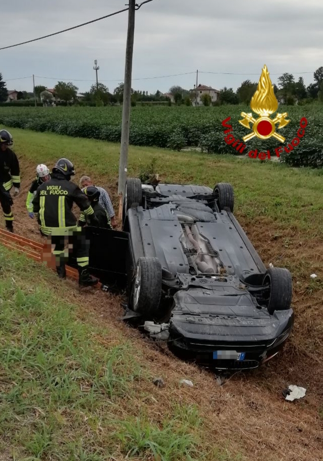 Auto ribaltata a Mogliano Veneto: ferito il guidatore