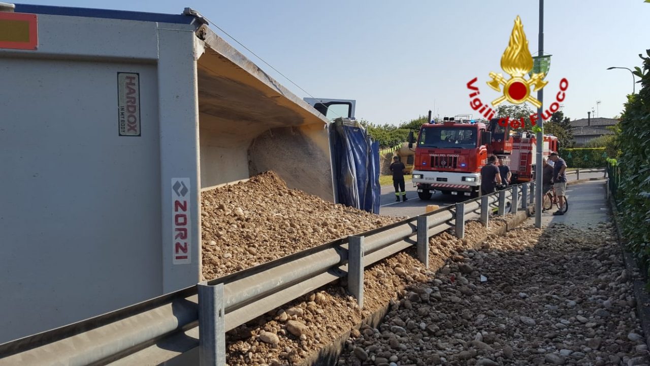 Ribaltamento camion a Vedelago: autista ferito