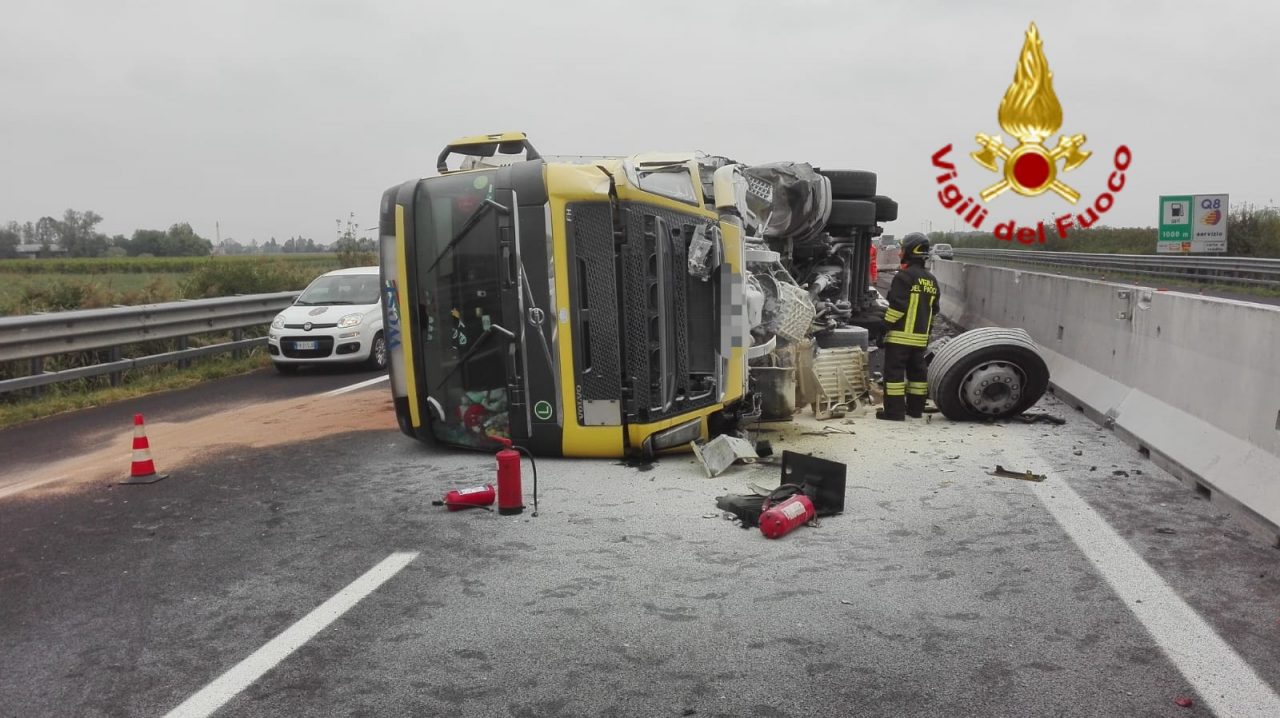 Incidente A4 direzione Venezia, camion si ribalta: nessun ferito