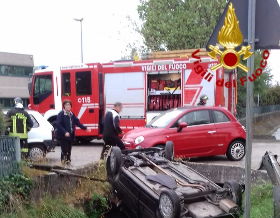 Finisce nel fosso con l’auto a Paese: giovane donna in ospedale