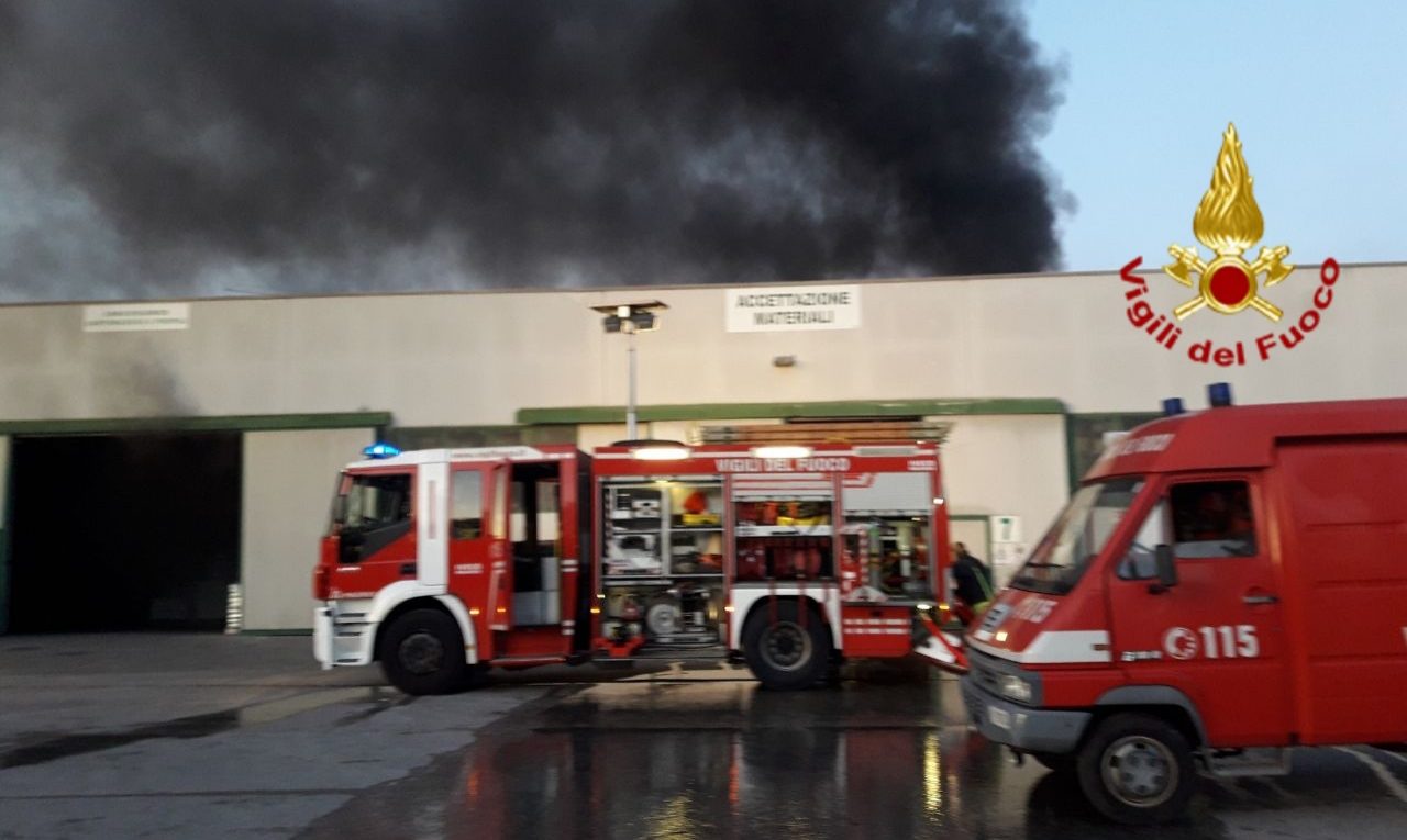 Inferno di fuoco alla Grigolin di Susegana: dieci mezzi dei Vigili del fuoco al lavoro