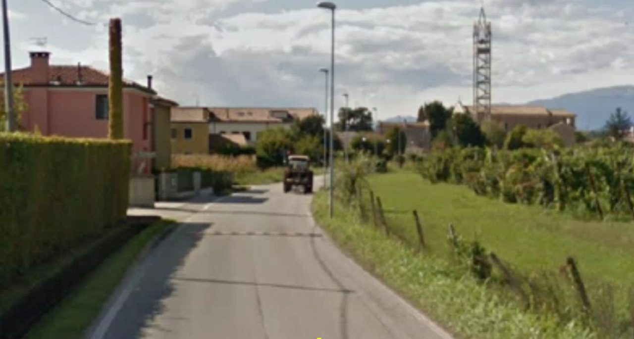 Montebelluna, chi si è rubato un dosso stradale?