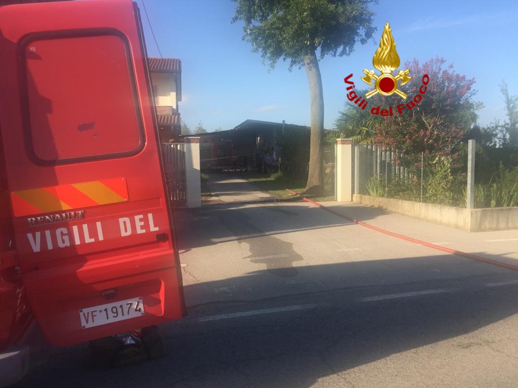 Appiccano il fuoco a materiale plastico, si alza una nube tossica VIDEO