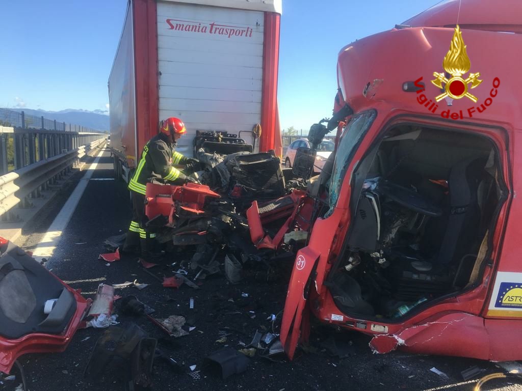 Conegliano, scontro tra due camion, feriti i conducenti