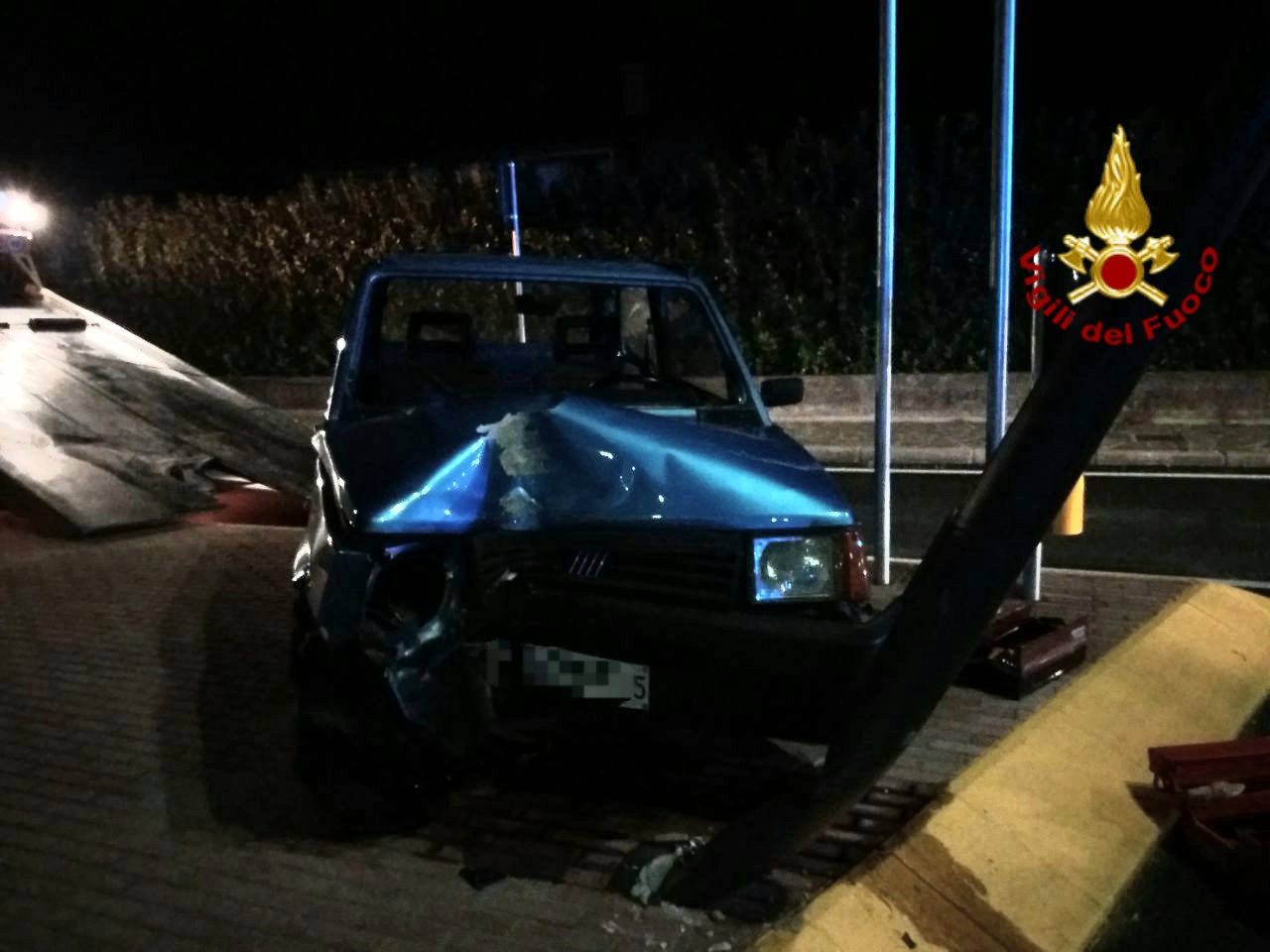 Esce di strada e sbatte contro un palo, illeso