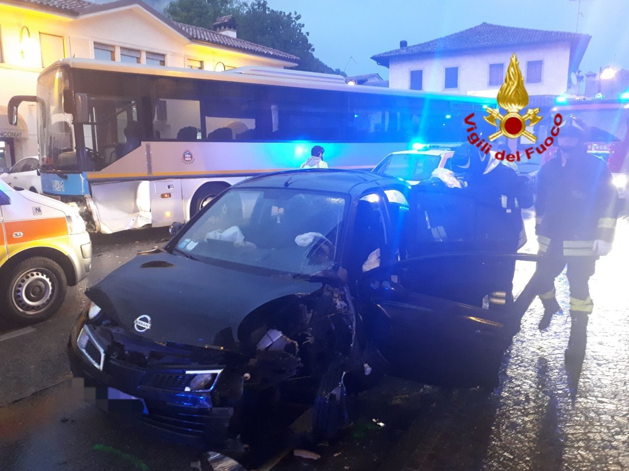 Auto contro bus della Mom, una donna ferita