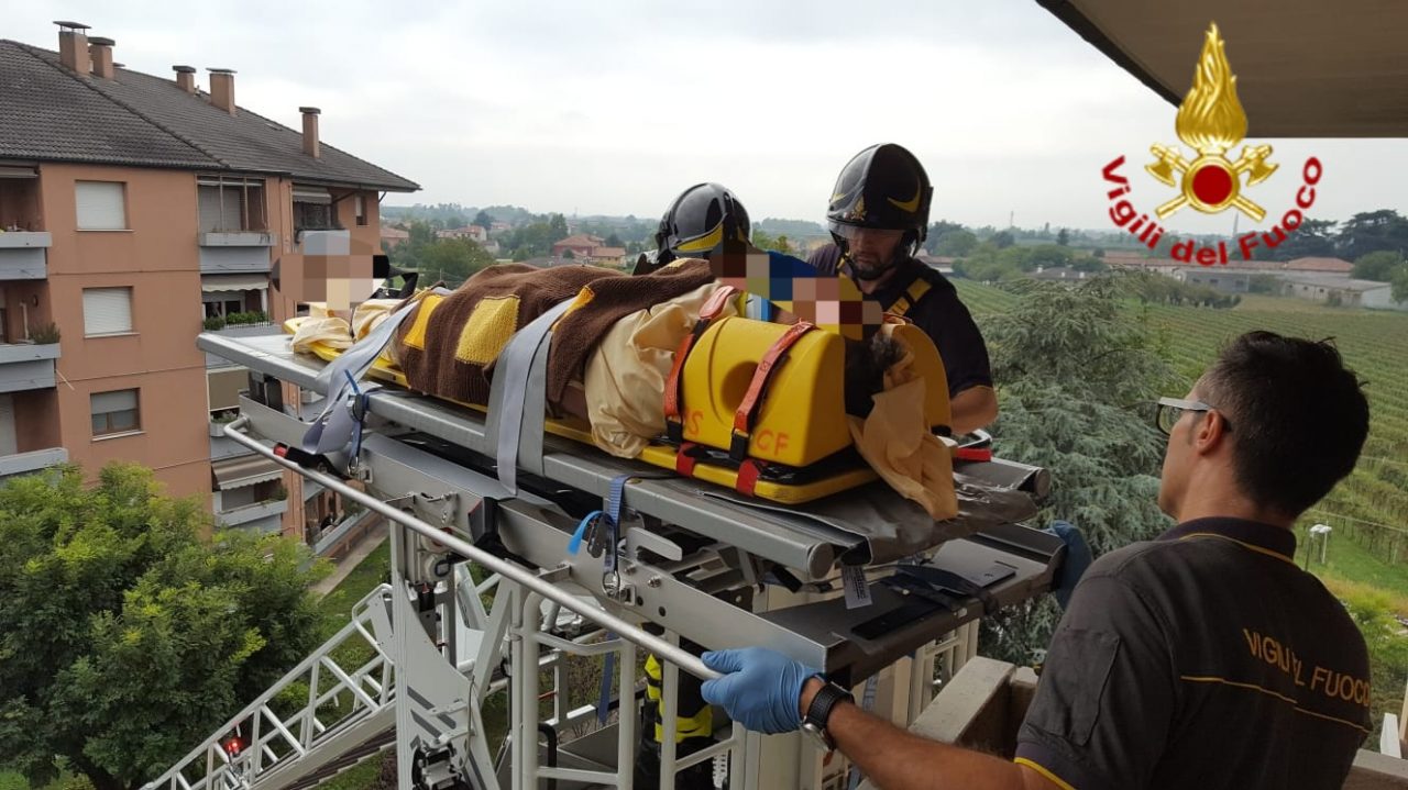 Porta chiusa, i vigili del fuoco la soccorrono con l’autoscala