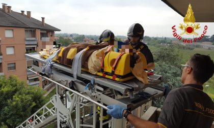 Porta chiusa, i vigili del fuoco la soccorrono con l'autoscala