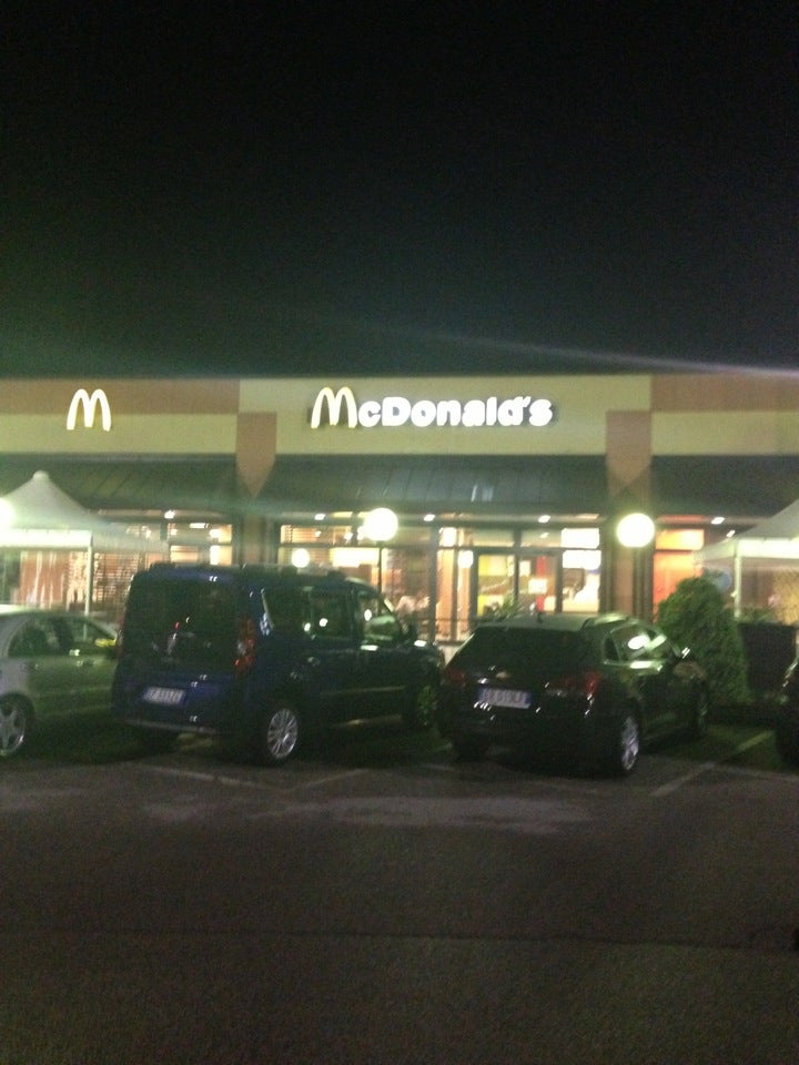 Muore a 44 anni nei bagni del McDonald’s
