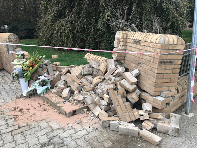 Mauro ha perso la vita qui: mazzi di fiori sul muro distrutto dalla sua moto