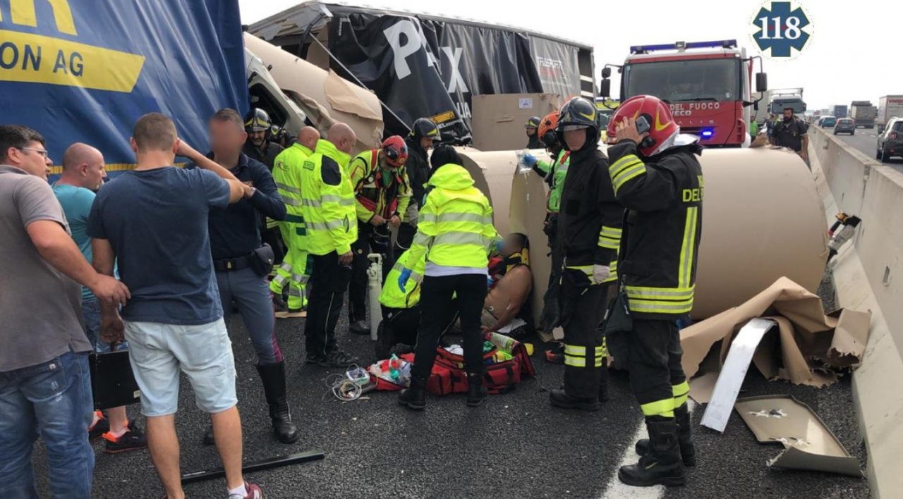 Scontro tra Tir sull’autostrada, un ferito grave
