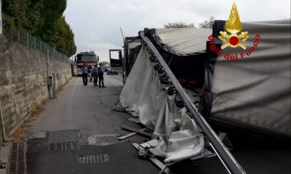 Sottopasso danneggiato dal camion: auto e treni bloccati