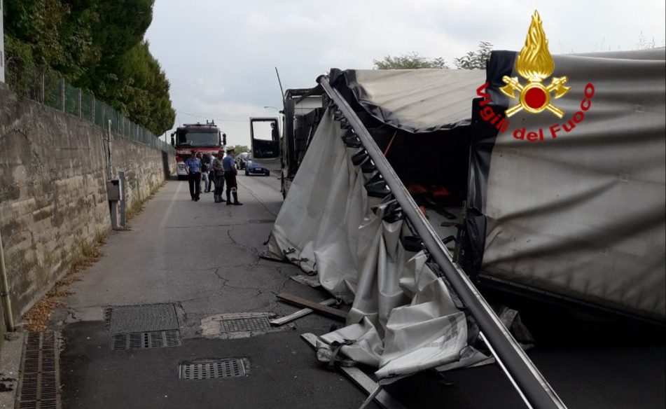 Sottopasso danneggiato dal camion: auto e treni bloccati