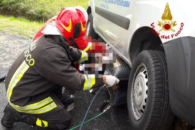 Schiacciata dal furgone appena parcheggiato: grave una donna