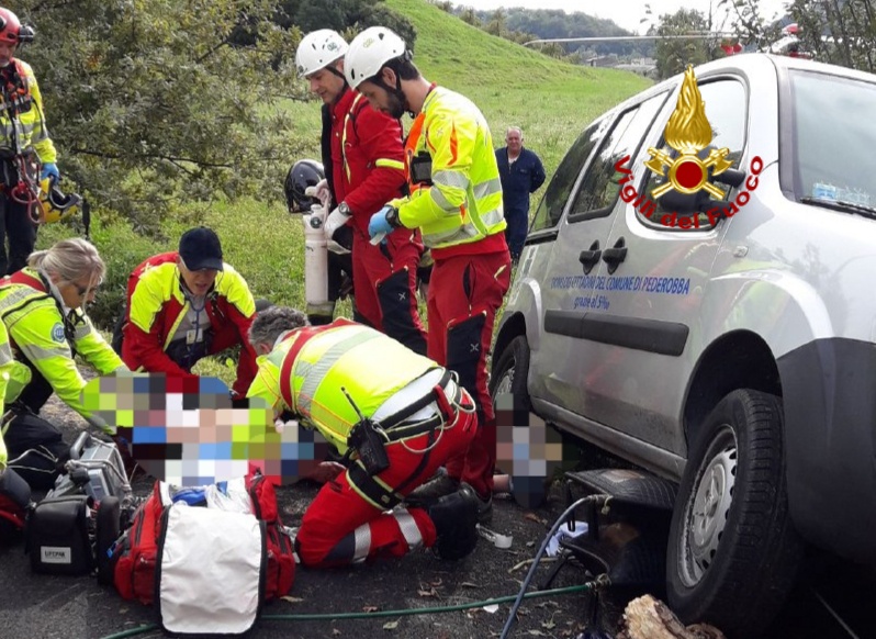 Schiacciata dal furgone appena parcheggiato: grave una donna