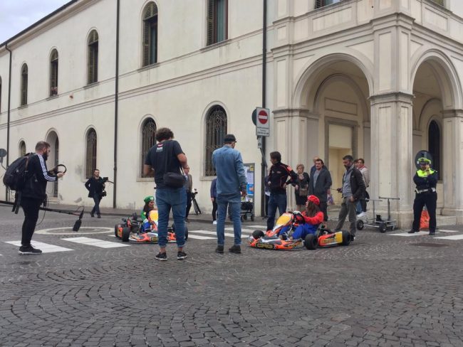Strade del centro chiuse oggi a Castelfranco per le riprese Tv: i Go Kart sfrecciano in piazza: VIDEO
