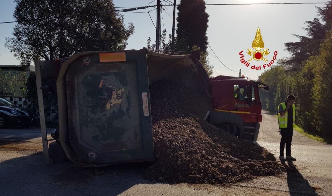 Camion con ghiaia si rovescia: traffico paralizzato