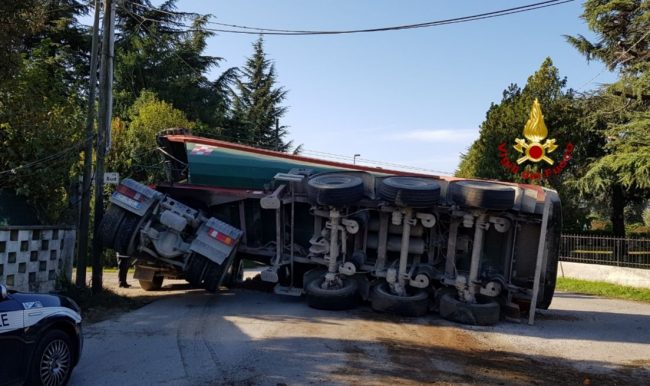 Camion con ghiaia si rovescia: traffico paralizzato