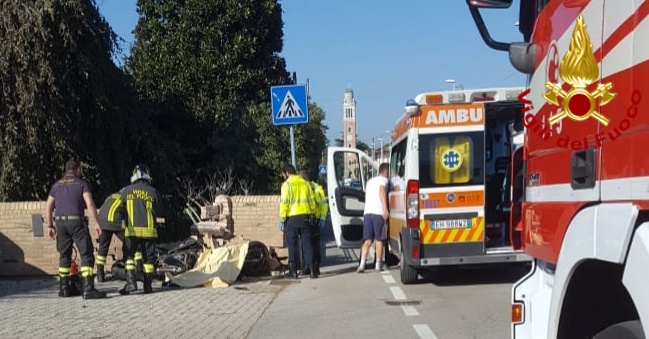 Mauro ha perso la vita qui: mazzi di fiori sul muro distrutto dalla sua moto