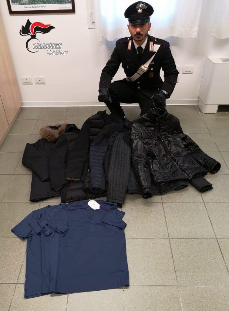 Abbigliamento “di marca” contraffatto, denunciato