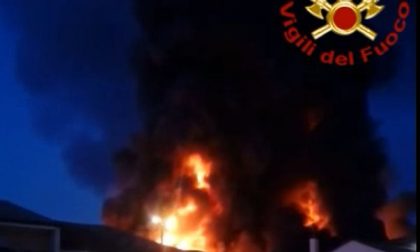 Grosso incendio a Riese, abitazioni a rischio (VIDEO)