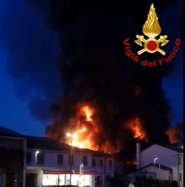 Grosso incendio a Riese, abitazioni a rischio (VIDEO)