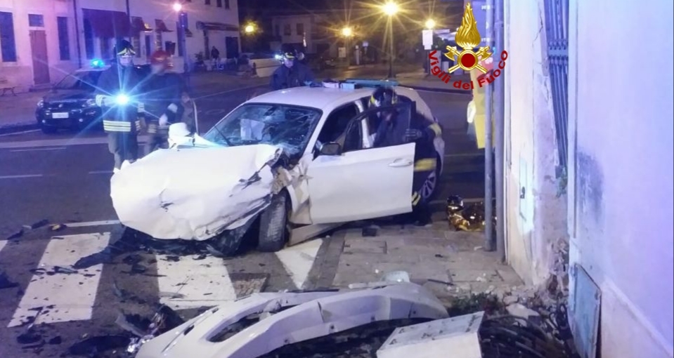 Si schianta nella notte in pieno centro di Follina