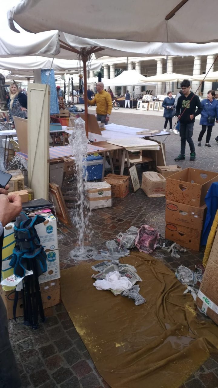 Si attiva la fontana della piazza in mezzo al mercatino delle pulci (VIDEO)