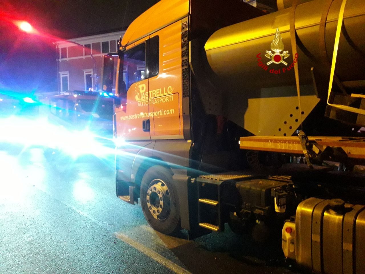 Camion frena al semaforo, carico contro la cabina