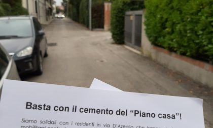 Volantinaggio in via D’Azeglio a Treviso: "No al cemento del Piano Casa"